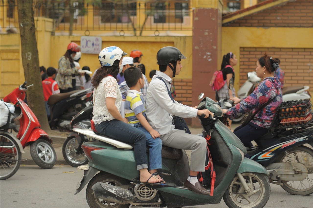 Bố mẹ đội mũ nhưng con thì không (!?)