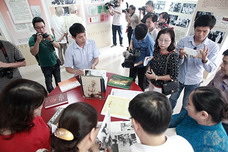 Nhiều bút tích của chủ tịch Hồ Chí Minh lần đầu được công bố trước công chúng