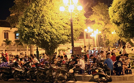 20h, các quán nước vỉa hè khu vực hồ Tây không còn chỗ trống 