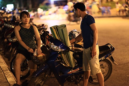 Chuyên nghiệp hơn, một số gia đình còn mang cả chiếu ra ngồi vỉa hè cho mát