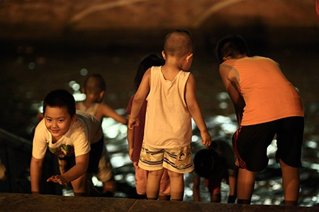 Nhiều gia đình thả con nghịch nước cho mát