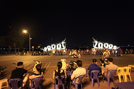 Đã về đêm nhưng nhiều khu vực quảng trường, gần các hồ vẫn kín khách