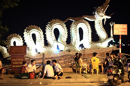 Nhiều cô gái vẫn tranh thủ hóng gió