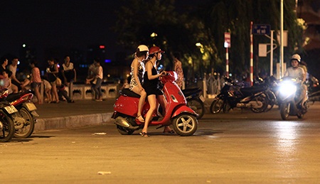 Nhiều cô gái vẫn tranh thủ hóng gió