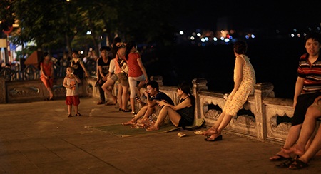 Đã là hơn 22h, nhưng nhiều người dân vẫn nán lại ở hồ Tây