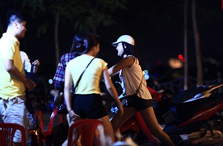 Nhóm bạn trẻ này vẫn chưa muốn về nhà vì trời vẫn khá nóng