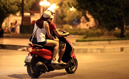 Nhóm bạn trẻ này vẫn chưa muốn về nhà vì trời vẫn khá nóng