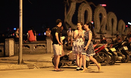 Nhóm bạn trẻ này vẫn chưa muốn về nhà vì trời vẫn khá nóng