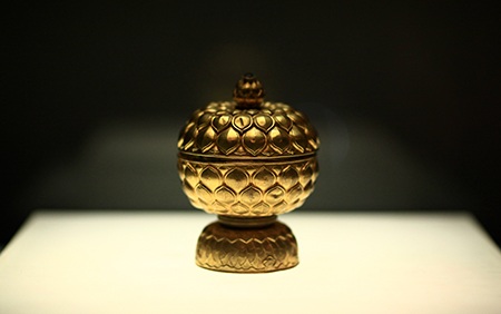 Hộp bằng vàng có niên đại thế kỷ XIX - XX.