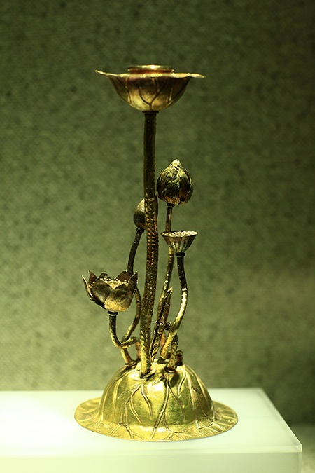 Chân nến hình khóm sen, thuộc bộ sưu tập hiện vật Cung đình Triều Nguyễn.