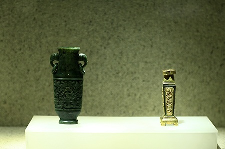 Bình chạm nổi hoa sen dây cách điệu, chất liệu vàng, đồng.