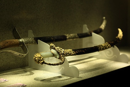 Kiếm triều Nguyễn trang trí hoa sen cách điệu được làm bằng ngọc, vàng và đồi mồi 