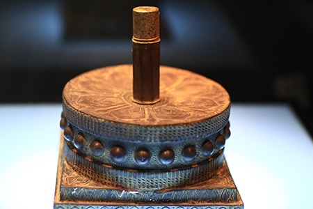 Mũ trang trí cánh sen - thuộc văn hóa Chămpa ở thế kỷ XVII-XVIII.