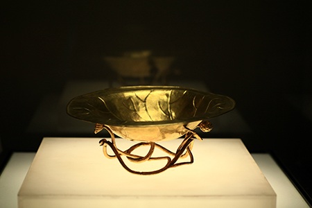 Chậu bằng vàng (TK 19 - 20) thuộc bộ sưu tập cổ vật Cung đình Huế.