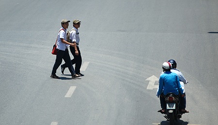 Nắng chang chang giữa trưa với nền nhiệt độ quá cao khiến ai cũng phát sợ