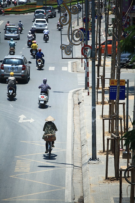 Nắng chang chang giữa trưa với nền nhiệt độ quá cao khiến ai cũng phát sợ