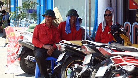 Trong khi đó, những người bảo vệ này lại chọn giải pháp dùng khăn mặt ướt... úp lên đầu cho mát