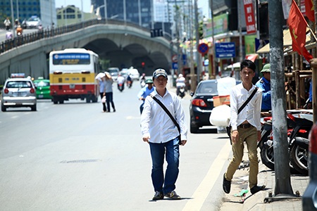 Các điểm xe buýt như lò lửa khi không có bóng cây che