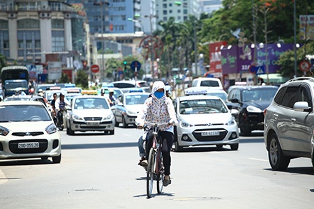 Nhiều người đi qua đoạn đường này phải dùng áo che đầu