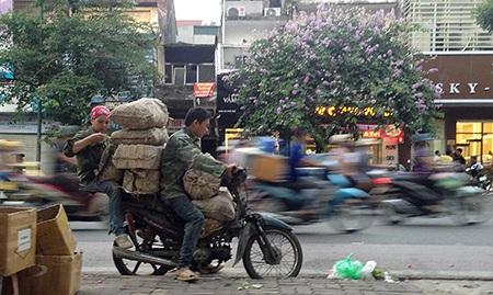 Xe cũ nát tung hoành trên đường phố Hà Nội