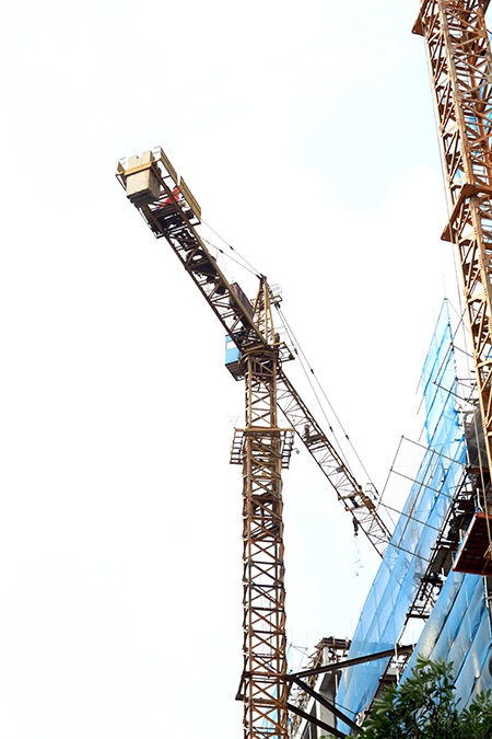 Hà Nội: Rùng mình với “tử thần trên cao” - 2 Cần trục tháp treo những khối bê tông trên đầu người dân thủ đô