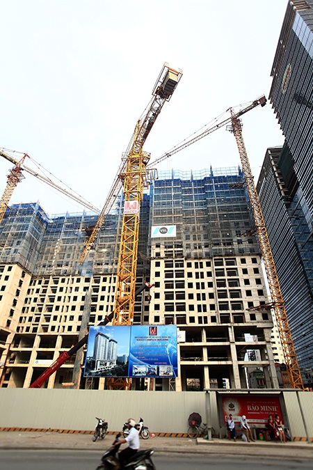 Hà Nội: Rùng mình với “tử thần trên cao” - 4 Cần trục tháp lơ lửng ngay trên đầu bến chờ xe bus trên đường Lê Văn Lương