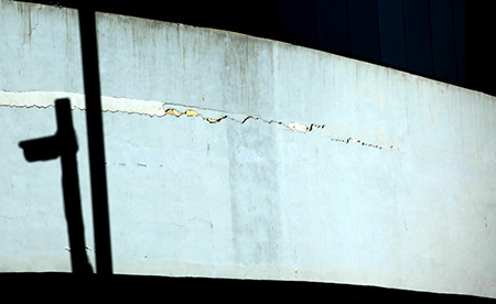 Một số đoạn tường có dấu hiệu bị nứt 