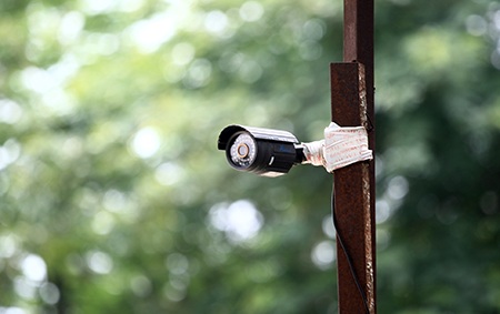 Hệ thống camera được lắp đặt san sát trên hàng rào, cột sắt