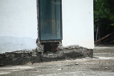 Tường gạch bong tróc