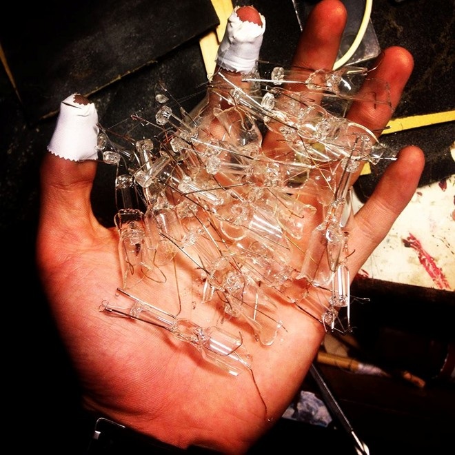 Kinh ngạc những tác phẩm tuyệt đẹp từ... rác - 11 Nhiều khi Huy cũng bị những tai nạn nghề nghiệp khi bóng đèn cũ vỡ tan đâm vào tay