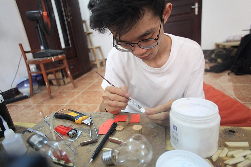 Tàu Titanic được Huy tỉ mẩn đưa vào trong một chiếc chai thuỷ tinh bỏ đi