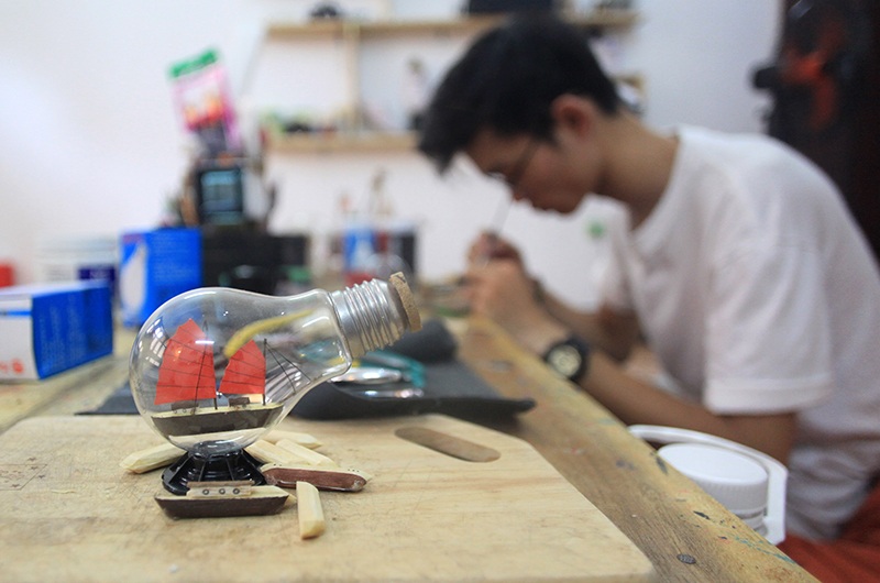 Tàu Titanic được Huy tỉ mẩn đưa vào trong một chiếc chai thuỷ tinh bỏ đi