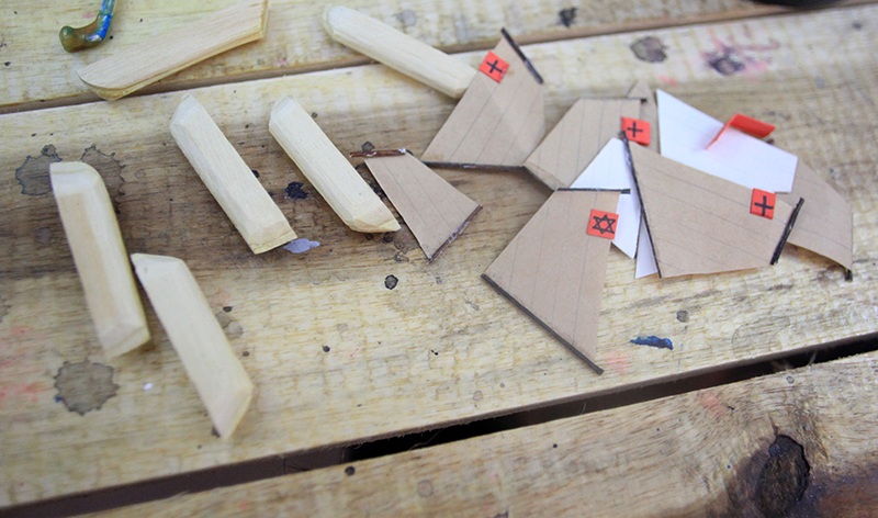 Nguồn nguyên liệu từ... que kem và giấy 