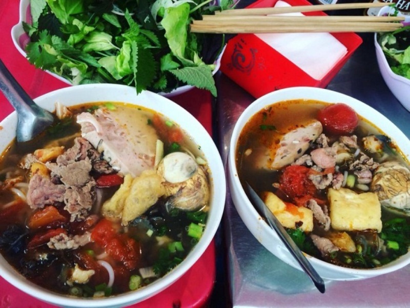 6 địa chỉ ẩm thực "không bao giờ ngủ" ở Hà Nội - 2 Một bát bún đầy đủ có giá hơi cao so với mặt bằng chung.