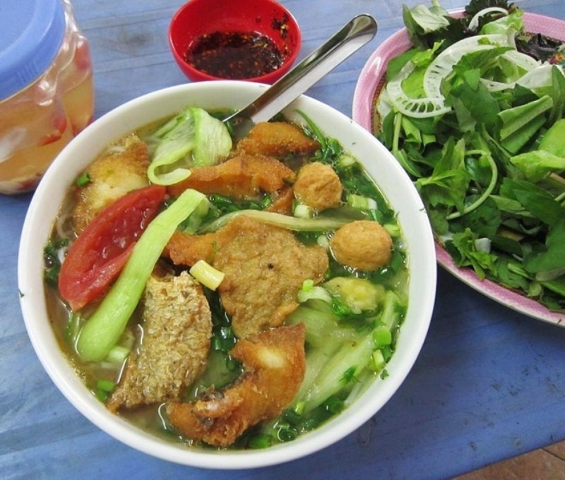 6 địa chỉ ẩm thực "không bao giờ ngủ" ở Hà Nội - 3 Bát bún với màu sắc hấp dẫn thu hút nhiều thực khách đến ăn khuya.