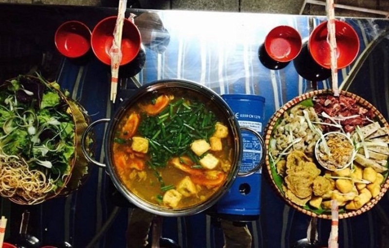 6 địa chỉ ẩm thực "không bao giờ ngủ" ở Hà Nội - 5 Phố Phùng Hưng được mệnh danh là thiên đường của các món lẩu.