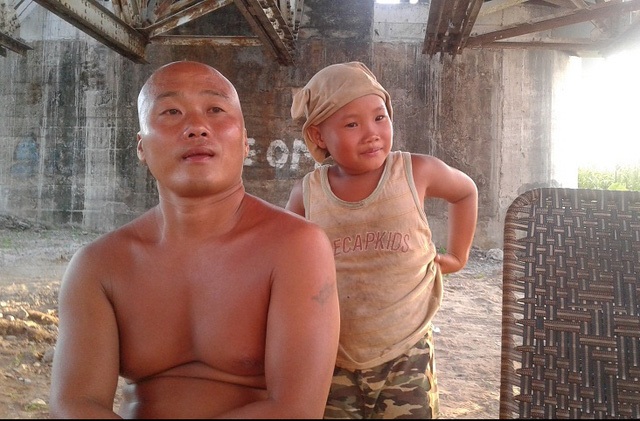 Cảm động những chuyện tình “vợ nhặt” có thật ở Việt Nam - 1 Hai bố con anh Nghĩa có làn da rám nắng. (Ảnh: Internet)