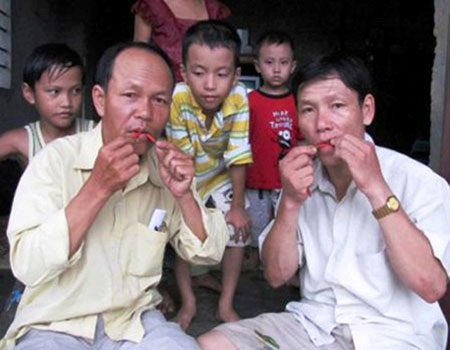 Hãi hùng những dị nhân tráng miệng bằng… đèn neon, côn trùng sống - 4 Hai anh em Bùi Ngọc Vinh - Bùi Ngọc Khánh trổ tài ăn ớt.