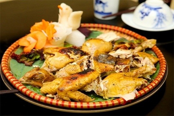 Mê mẩn với đặc sản “gà cái bang” miền Tây - 1 Món gà nướng đất sét dậy mùi và hấp dẫn.