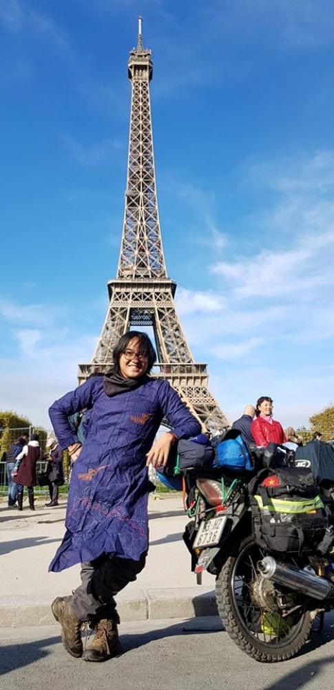 Trần Đặng Đăng Khoa cán đích Paris bằng xe máy.