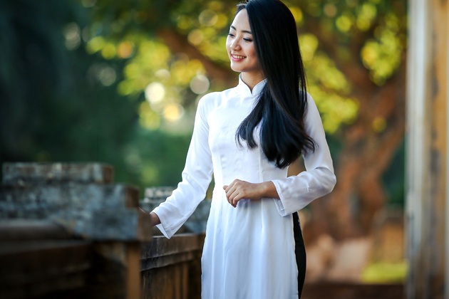 6 món quà Việt được du khách nước ngoài yêu thích - 1 Tà áo dài là một trong những món quà lưu niệm mang đậm đặc trưng Việt Nam.