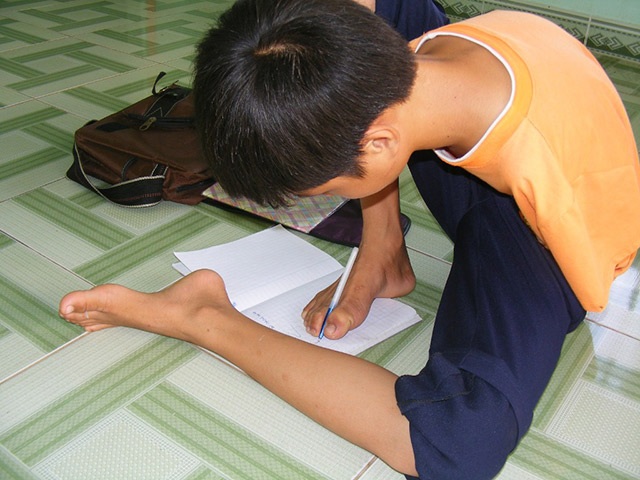 Bằng đôi chân, Hồ Hữu Hạnh có thể viết chữ nhanh và rất đẹp.