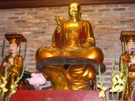 Những điều bí ẩn về 5 pho tượng độc đáo nhất Việt Nam - 1 Pho tượng được đặt bên trái chính điện.
