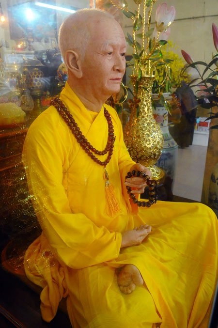 Những điều bí ẩn về 5 pho tượng độc đáo nhất Việt Nam - 2 Pho tượng được đưa về chùa vào dịp lễ Tiểu tường - một năm ngày hòa thượng viên tịch.