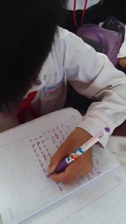 Cậu bé 9 tuổi ở Kiên Giang xoay ngược vở, dùng tay trái viết chữ siêu đẹp - 3 (Ảnh cắt từ clip)
