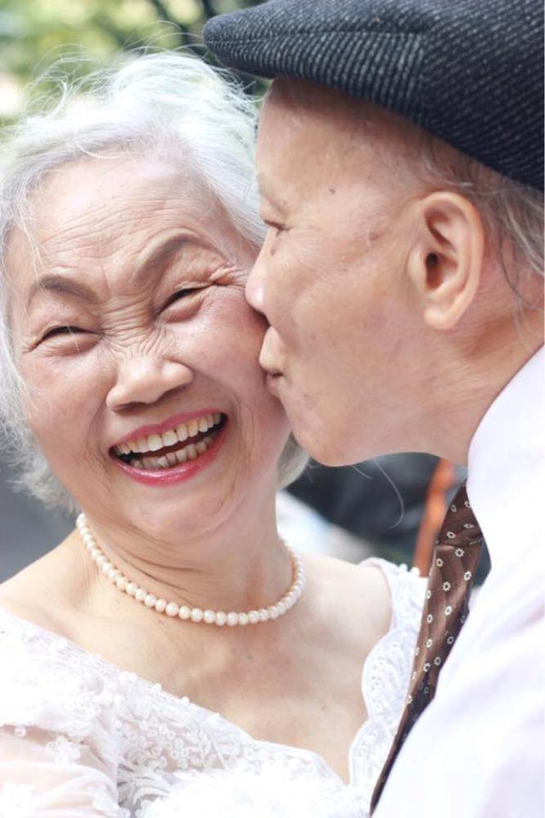 Những mối tình già khiến hàng vạn người rung động - 4 Bộ ảnh kỷ niệm 50 năm ngày cưới của đôi vợ chồng già. (Ảnh: NVCC)