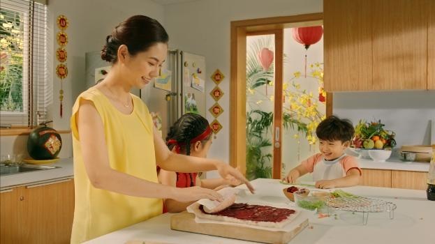 Độc đáo món Tết “Vạn Ý Nghĩa” từ Quán quân Vua đầu bếp - 2 Món ăn ngon gói trọn mong ước của mẹ mang đến cho gia đình mình một cái Tết vẹn tròn cũng như giúp mẹ gửi gắm muôn điều may mắn, tài lộc đến người thân.