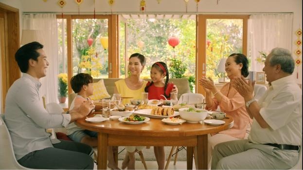Độc đáo món Tết “Vạn Ý Nghĩa” từ Quán quân Vua đầu bếp - 4
Tất cả mong ước đặc biệt nhất của mẹ đều đặt vào đây: Nấm xào với dầu hào Maggi cho dậy vị tươi ngon, bổ dưỡng, mẹ mong cả nhà khỏe mạnh. Thật nhiều đậu tươi với hạt nêm Maggi đậm đà như tình thương đong đầy cả nhà dành cho nhau. Điểm thêm trứng vàng mong thật nhiều tài lộc, cuộn chặt tay rồi rán giòn như cả nhà cùng bên nhau, vượt mọi gian khó…
