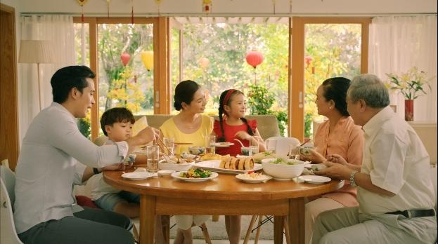Độc đáo món Tết “Vạn Ý Nghĩa” từ Quán quân Vua đầu bếp - 6
Theo anh Ngô Thanh Hòa, Quán Quân Vua đầu bếp 2013 chia sẻ: “Món tết Vạn Ý Nghĩa là sự kết hợp từ những nguyên liệu đơn giản, truyền thống như nếp, giò sống, đậu đỏ, trứng muối, đậu cô-ve.., với cách chế biến hiện đại & đa dạng gồm việc xếp nhân bánh theo từng lớp, cuộn tròn chặt tay thành đòn bánh dài, nấu chín theo nhiều cách (hấp, nướng chiên) và cắt thành khoanh tròn để thưởng thức. Món ăn mới là gợi ý tuyệt vời cho các mẹ dịp năm mới để làm phong phú thêm thực đơn ngày Tết”.