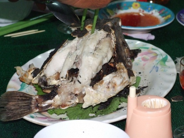 Những đặc sản siêu “độc” từ 4 loài cá xấu xí - 4 Nướng cá bò hòm đến khi vỏ cháy xém đều, nứt ra, lộ những thớ thịt trắng thơm ngon.